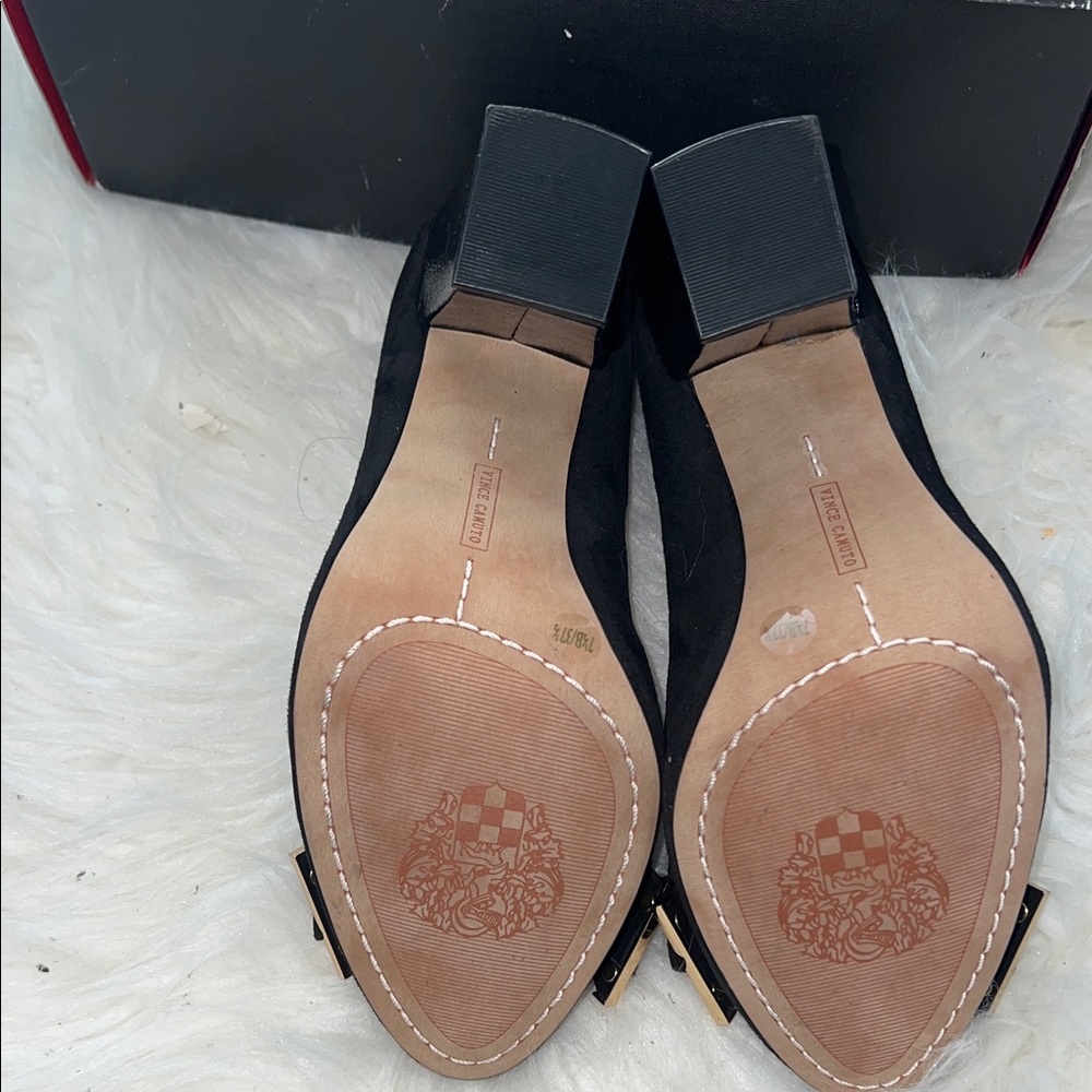 Vince Camuto Black Heels with Gold Bow Detail - Picture 10 of 11